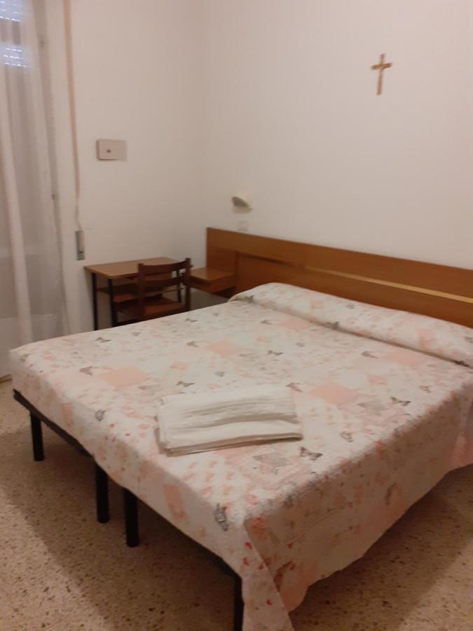 Hotel Rossini Ріміні Екстер'єр фото