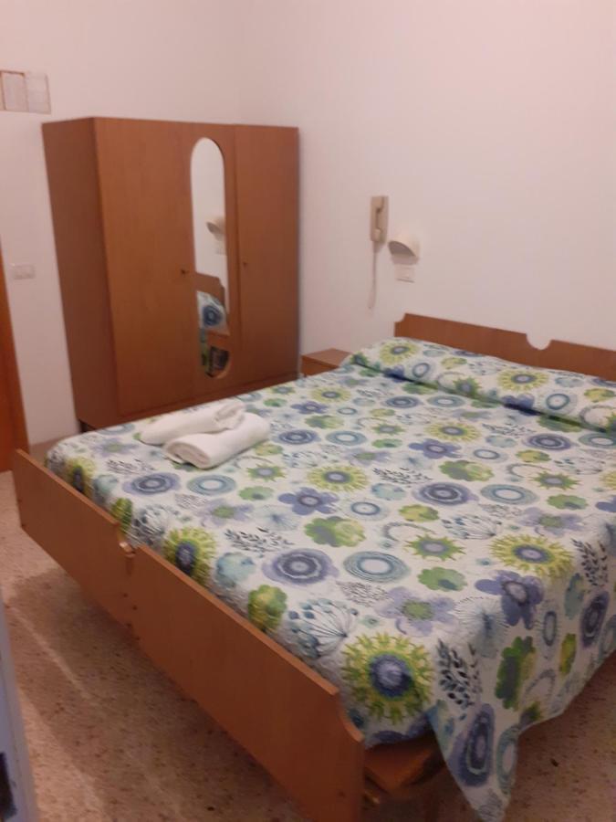 Hotel Rossini Ріміні Екстер'єр фото